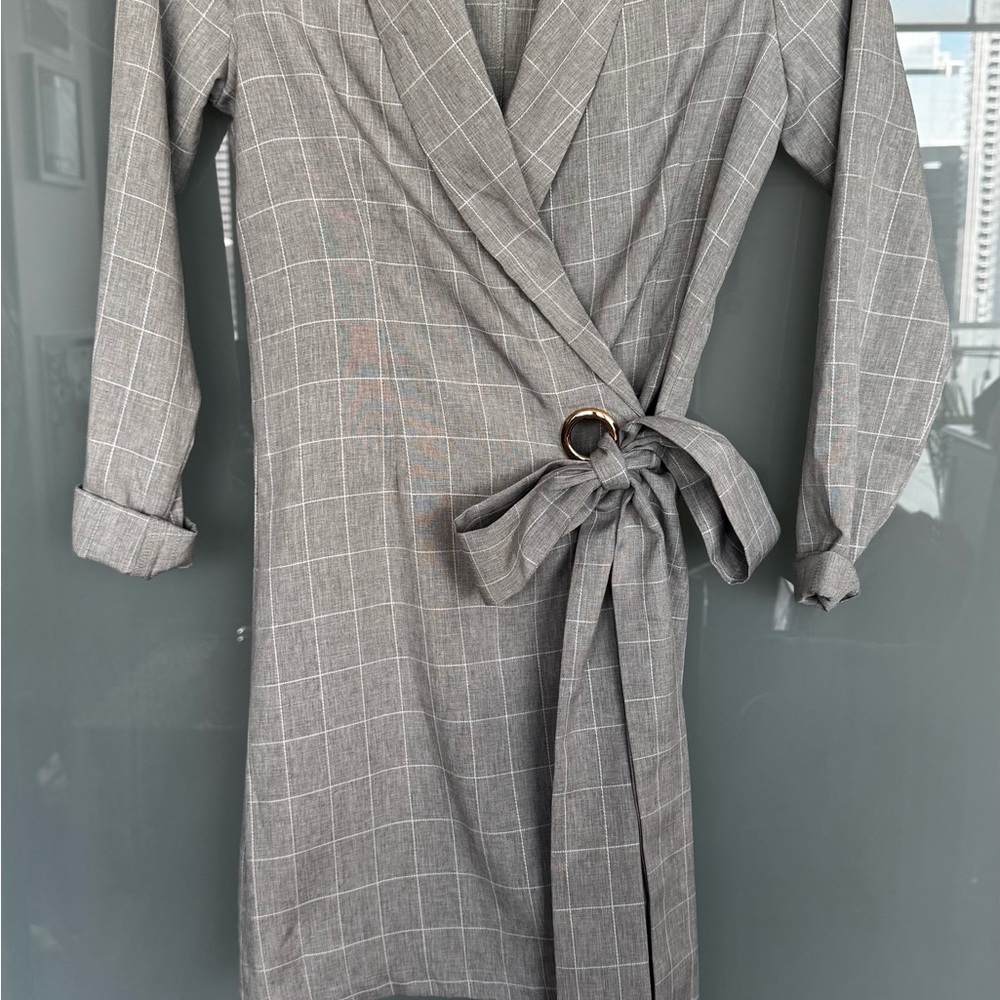PrettyLittleThing Gray Long Sleeve Dress - Picture 4 of 4